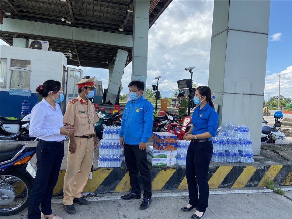 Xe 4 chỗ phạm luật giao thông ở Trà Vinh bỏ chạy sang Tiền Giang tiếp tục gây tai nạn VTVVN #32 Xe 4 chỗ phạm luật giao thông ở Trà Vinh bỏ chạy sang Tiền Giang tiếp tục gây tai nạn VTVVN